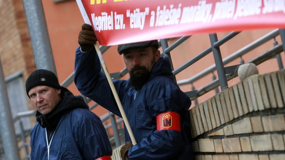 Demonstrace před Krajským úřadem v Českých Budějovicích proti zasedání komunistů v zastupitelstvu