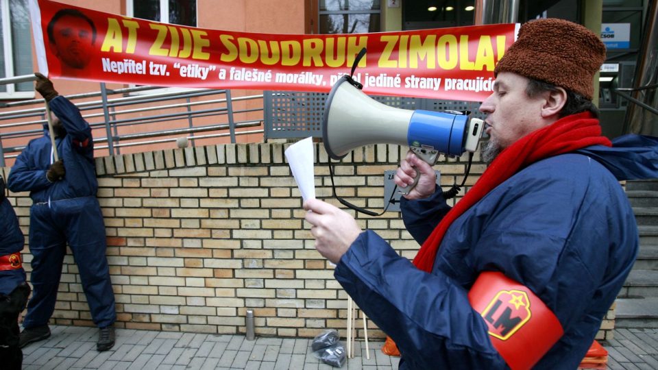 Demonstrace před Krajským úřadem v Českých Budějovicích proti zasedání komunistů v zastupitelstvu