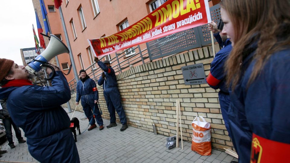 Demonstrace před Krajským úřadem v Českých Budějovicích proti zasedání komunistů v zastupitelstvu