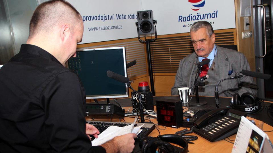 Karel Schwarzenberg a Martin Veselovský ve studiu Radiožurnálu