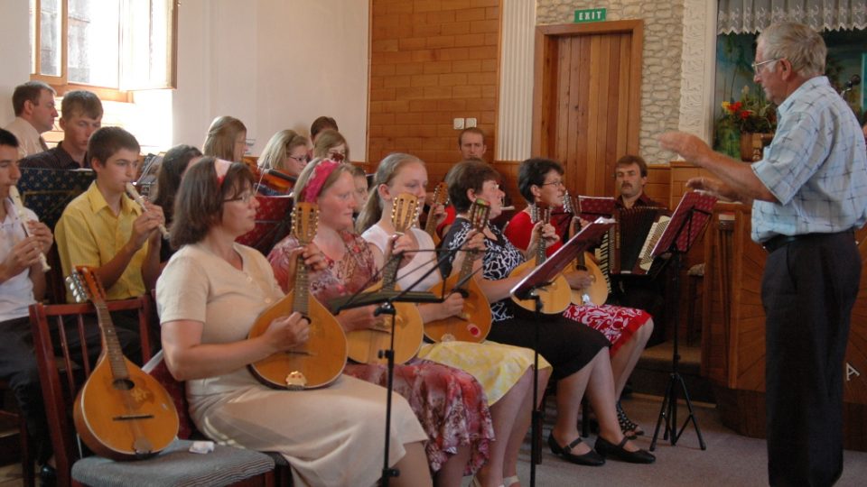 Při baptistických bohoslužbách ve Svaté Heleně hraje malý orchestr