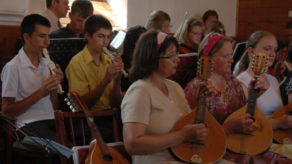 Při baptistických bohoslužbách ve Svaté Heleně hraje malý orchestr