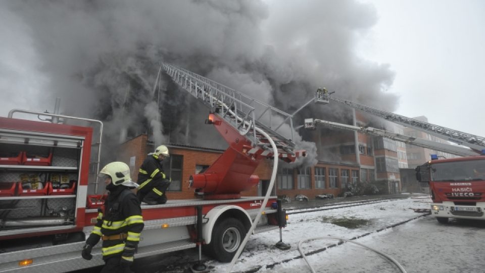 Požár skladu elektroniky v areálu Svit ve Zlíně.
