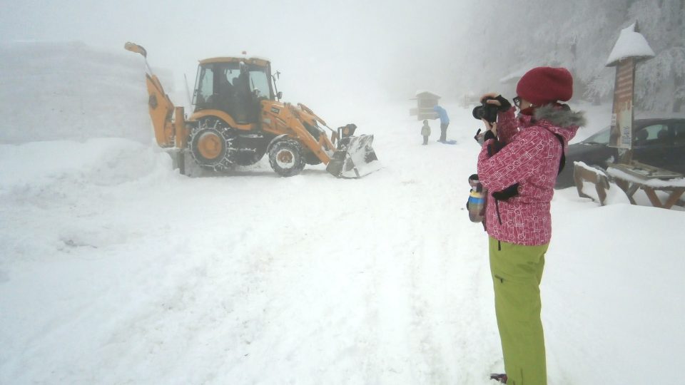 Traktor připravuje sněhové bloky na Pustevnách