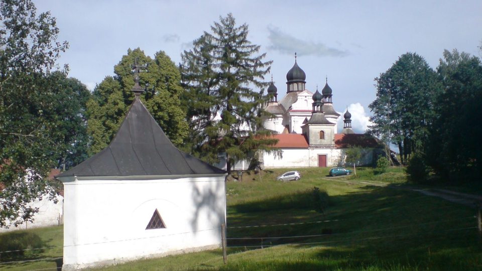 V pozadí trojboké kaple kostel Nejsvětější Trojice