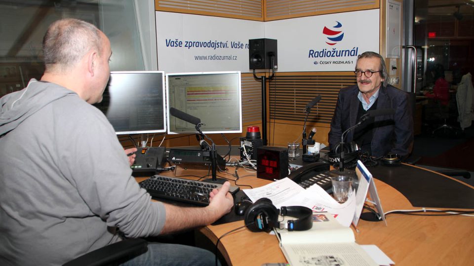 Václav Zapadlík s Janem Pokorným ve studiu Radiožurnálu