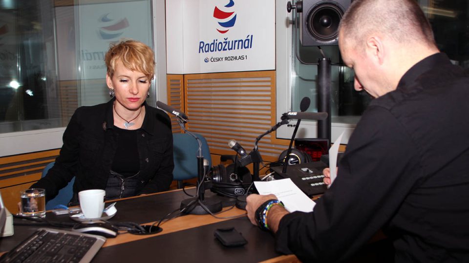 Zuzana Piussi a moderátor Martin Veselovský ve studiu Radiožurnálu