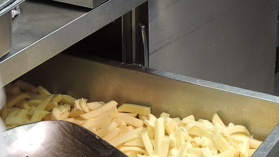 Chipsy z bramborového těsta v Británii nikdy neoznačte slovem pomfrity