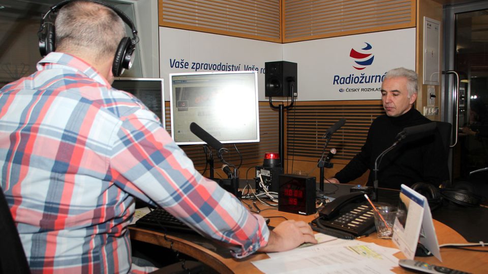 Tonko Mardešič s Janem Pokorným ve studiu Radiožurnálu