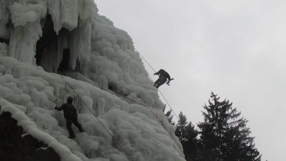 Na Vysočině soutěžily desítky horolezců na ledové stěně o titul mistra republiky