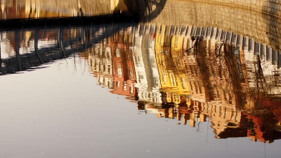 Zrcadlení mostu v řece Malši v Českých Budějovicích