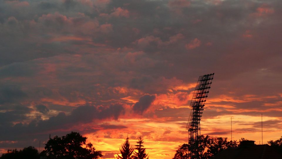 Západ slunce nad fotbalovým stadionem v Českých Budějovicích