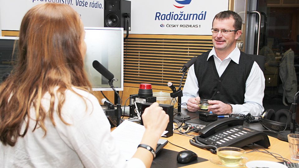 Petr Zelík a Lucie Výborná vedli rozhovor nad dvěma šálky čaje