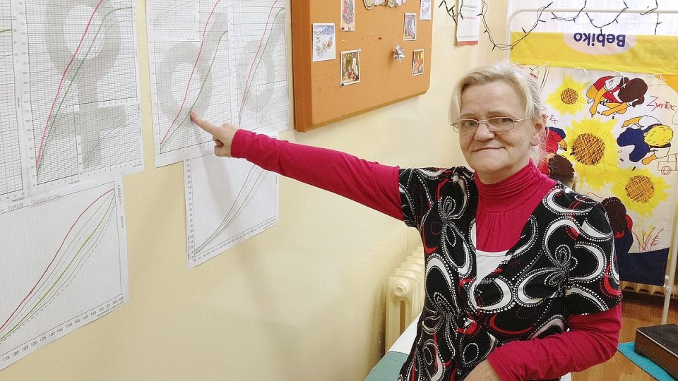 Zdravotní sestra školy Genowefa Litewka nechává rodiče nosit dvacetikilový batoh, když se nechtějí nechat přesvědčit o nadváze svých dětí