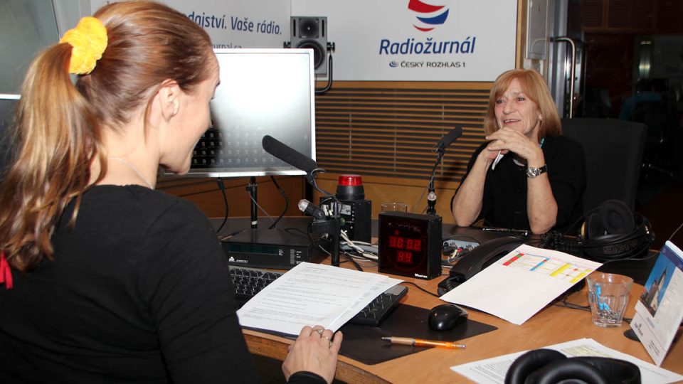 Líba Taylor s moderátorkou Lucií Výbornou ve studiu Radiožurnálu