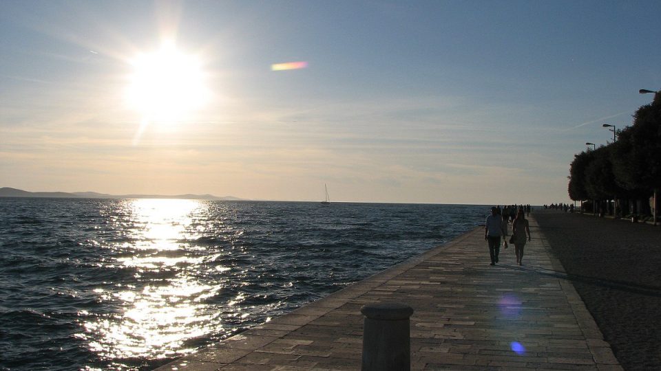 Kolonáda v Zadaru před západem slunce