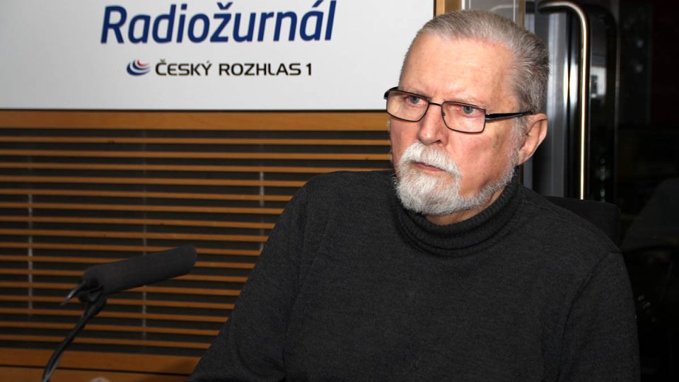 Jan Frolík ve studiu Radiožurnálu