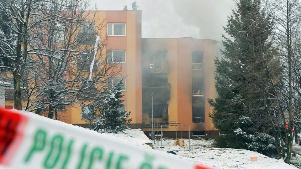 Z poničeného panelového domu ve Frenštátě stále stoupá dým