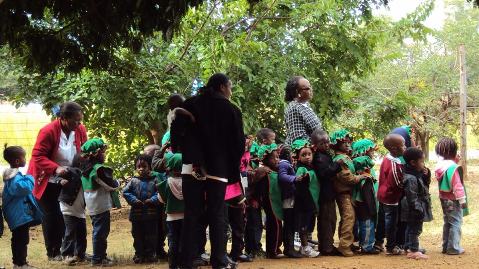 Školáci na výpravě v safari parku na kraji Harare