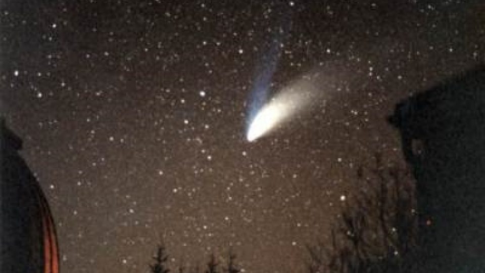 Barevný snímek komety Hale-Bopp z Observatoře Kleť