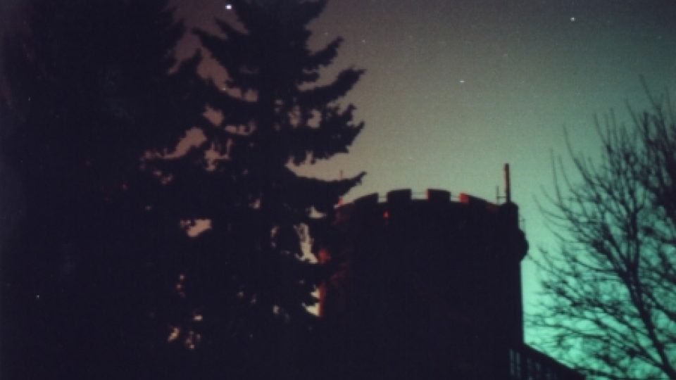 Snímek polární záře byl pořízen 20. listopadu 2003 z Observatoře Kleť