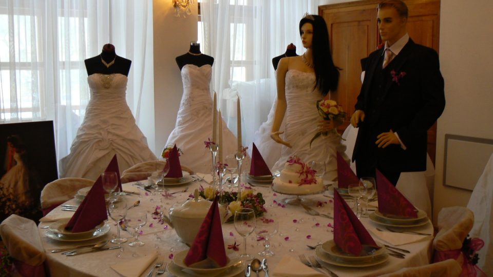 Ukázka svatebních šatů a dekorace na hostinu