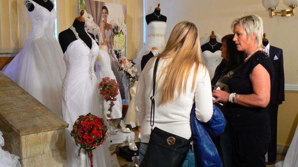Budoucí nevěsty si mohly vybrat z velké nabídky šatů a nechat si poradit
