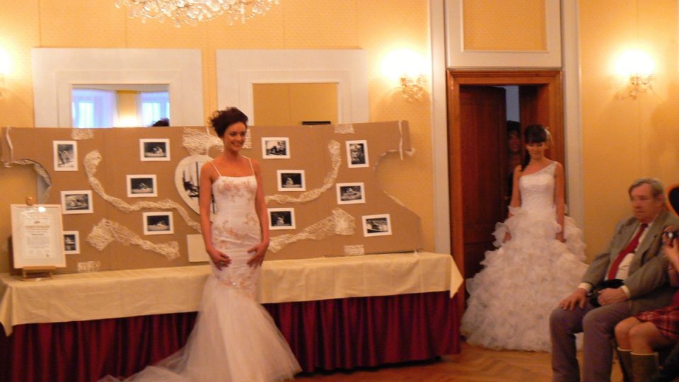 Modelky předvedly několik svatebních šatů
