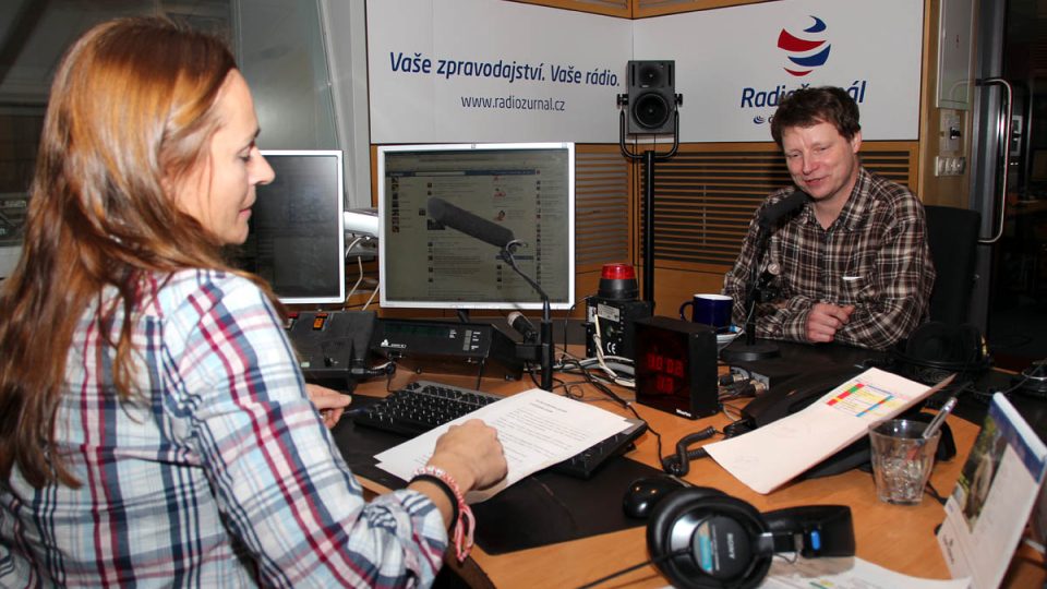 Petr Nikl s Lucií Výbornou ve studiu Radiožurnálu