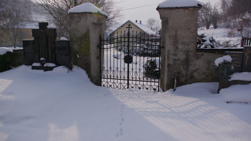 Hřbitovní brána u kostela v Bratrušově