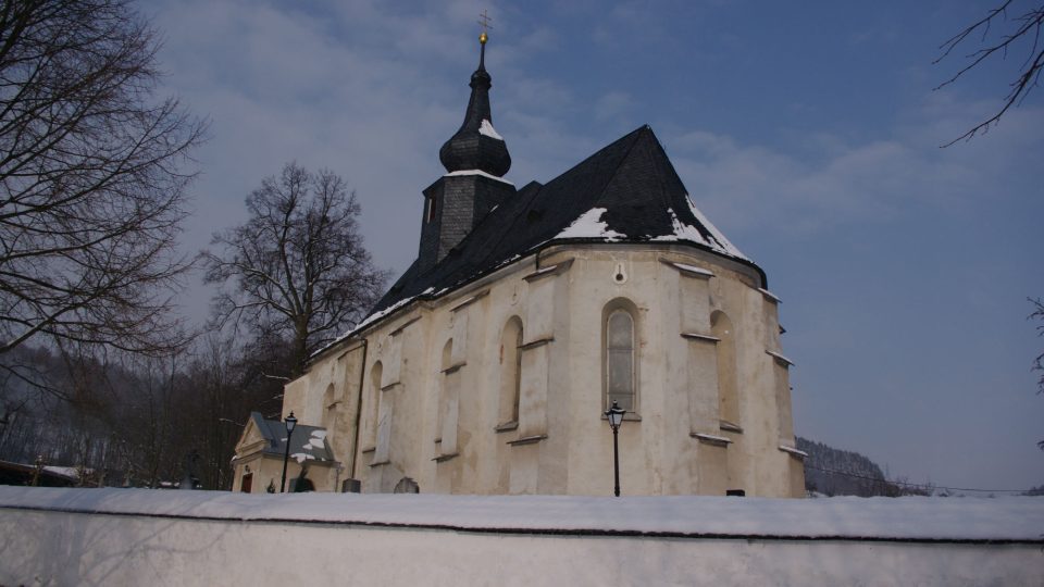 Kostel Všech svatých v Bratrušově pochází z počátku 17. století