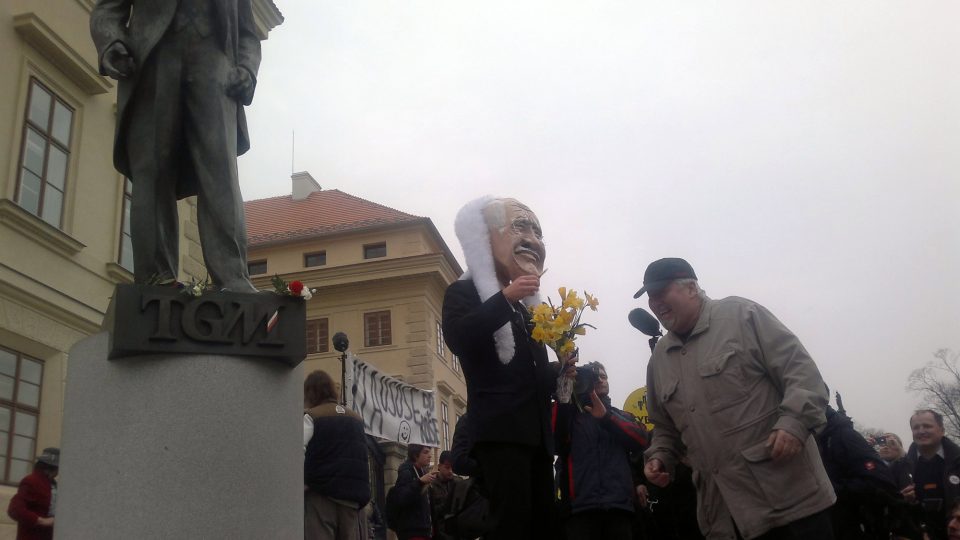 Happening na Hradčanském náměstí k odchodu Václava Klause z funkce prezidenta 