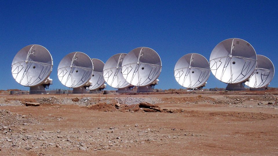 Devět teleskopů ALMA z celkového počtu 66. Snímek byl pořízen 28. září 2010.