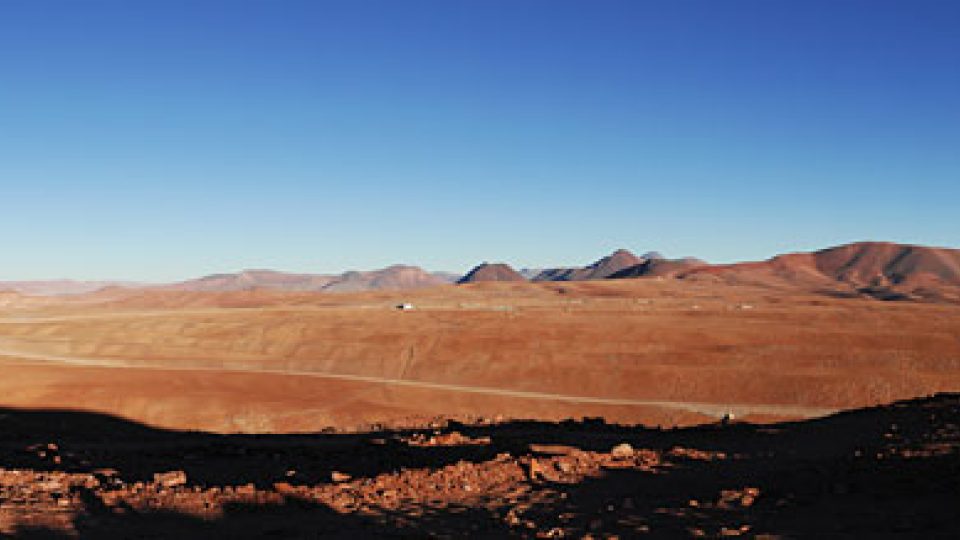 Panoramatický pohled na náhorní plošinu Chajnantor, na níž je ALMA rozmístěna.