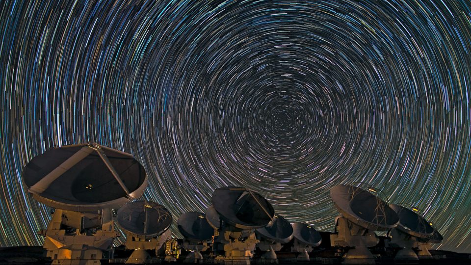 Teleskop ALMA pod Jižním křížem