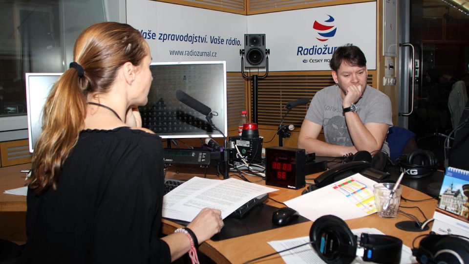 Matěj Ruppert s moderátorkou Lucií Výbornou ve studiu Radiožurnálu