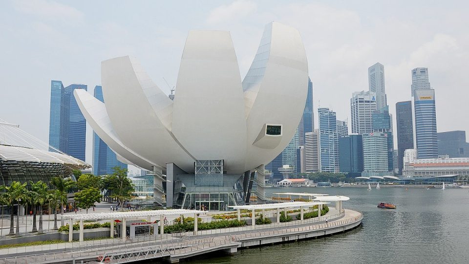 Singapur je čisté město. Není se čemu divit, když za odhazování odpadků vás čeká přísný trest