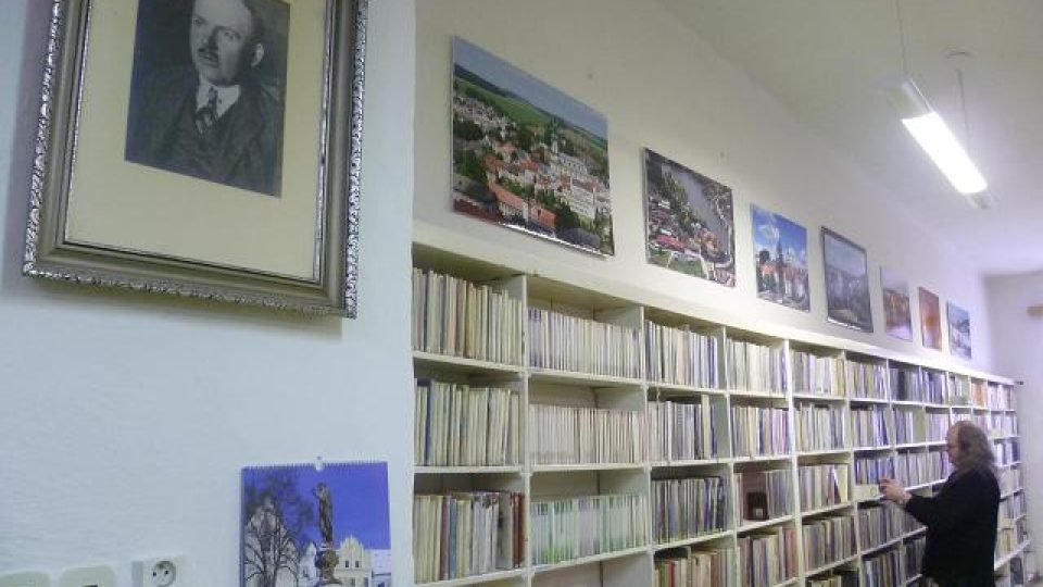Interiér Husovy knihovny v Polné