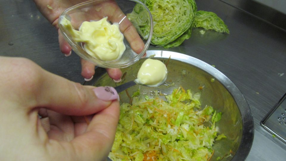 Vykostěné krůtí stehýnko na rozmarýnu s celerovými hranolky a zeleninovým salátem - příprava a postup