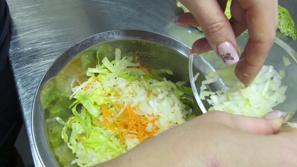 Vykostěné krůtí stehýnko na rozmarýnu s celerovými hranolky a zeleninovým salátem - příprava a postup