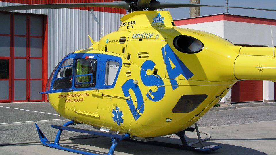 Královéhradečtí záchranáři jako jediní na světě vozí na palubě vrtulníku speciání přístroj na ochlazování mozku 