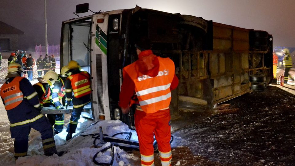 Noční cvičení hasičů a záchrannné služby u Božího Daru 