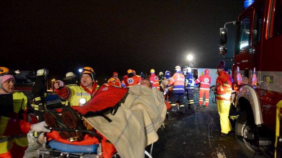 Noční cvičení hasičů a záchrannné služby u Božího Daru 