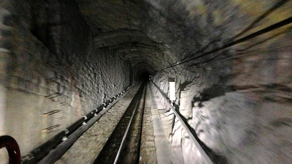 Tunel byl otevřen před více než sto lety. Místní k jeho ražbě použili jen dynamit a krumpáče