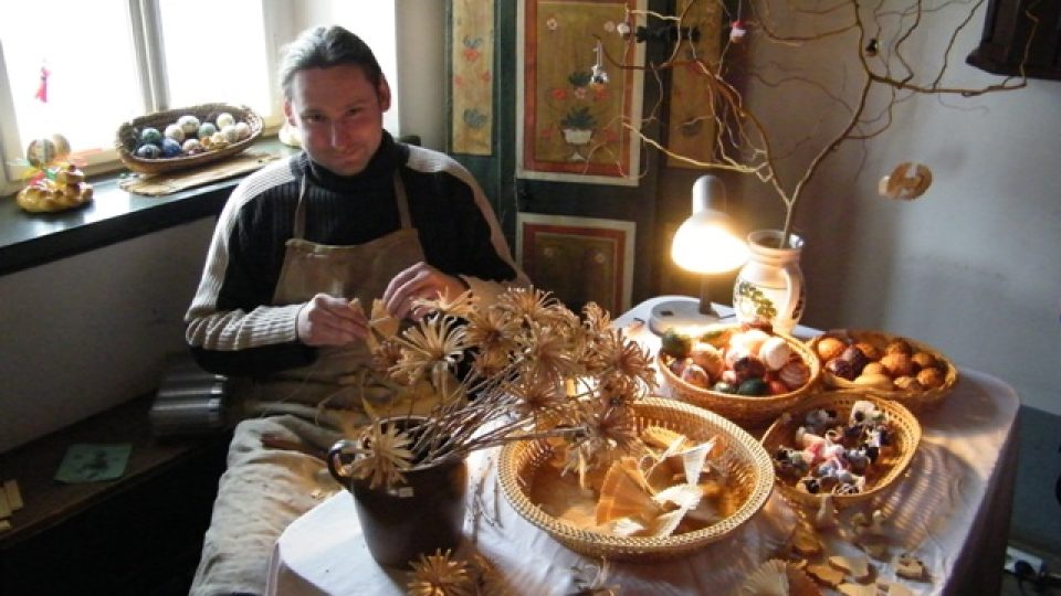 Jaromír Frk vyrábí holubičky a květiny ze dřeva