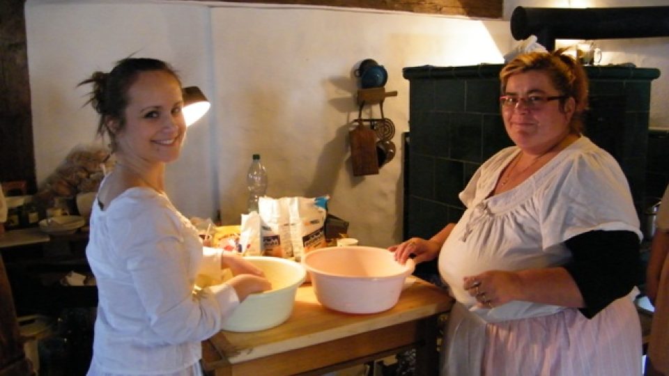 Kuchařky Kristýny Mašátová (vlevo) a Miroslava Gašparicová připravují velikonoční dobroty