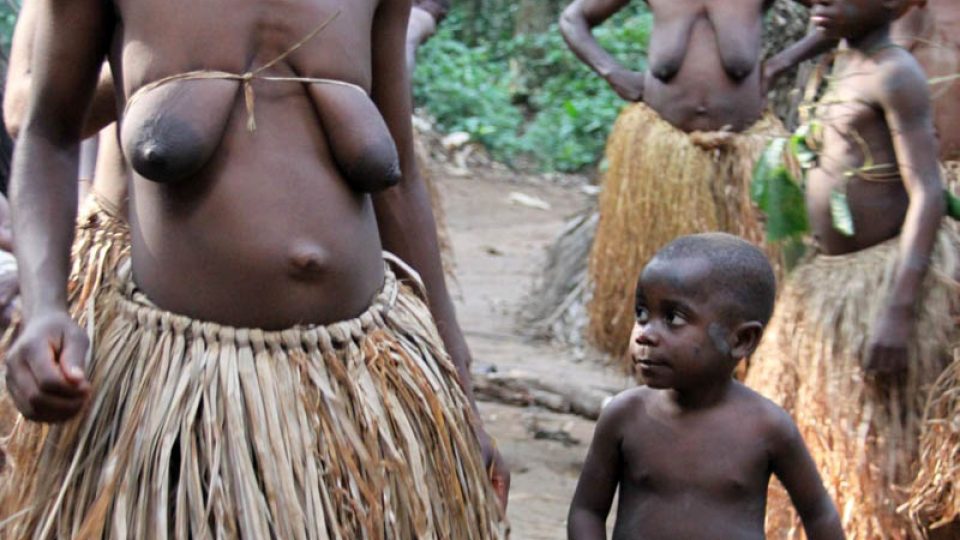 Pygmejové stále nosí tradiční sukně