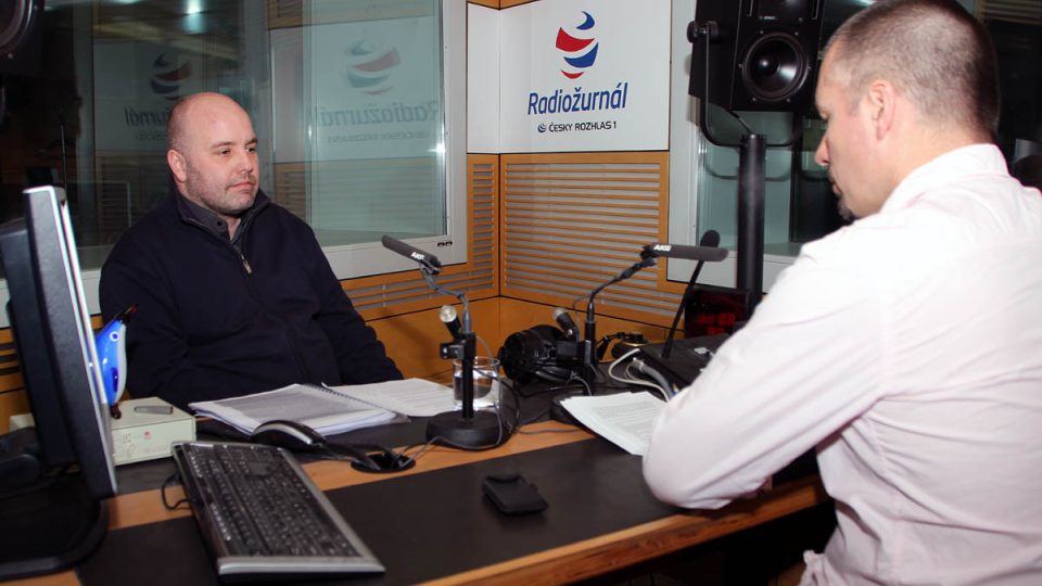 Lukáš Jelínek s Martinem Veselovským ve studiu Radiožurnálu