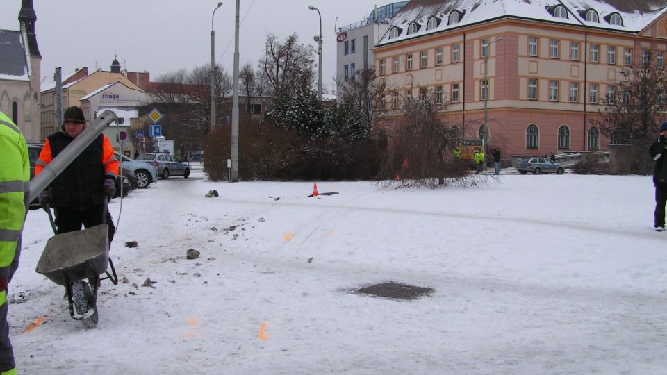 Autobus vyjel v Českých Budějovicích mimo křižovatku a naboural do hlavní pošty 