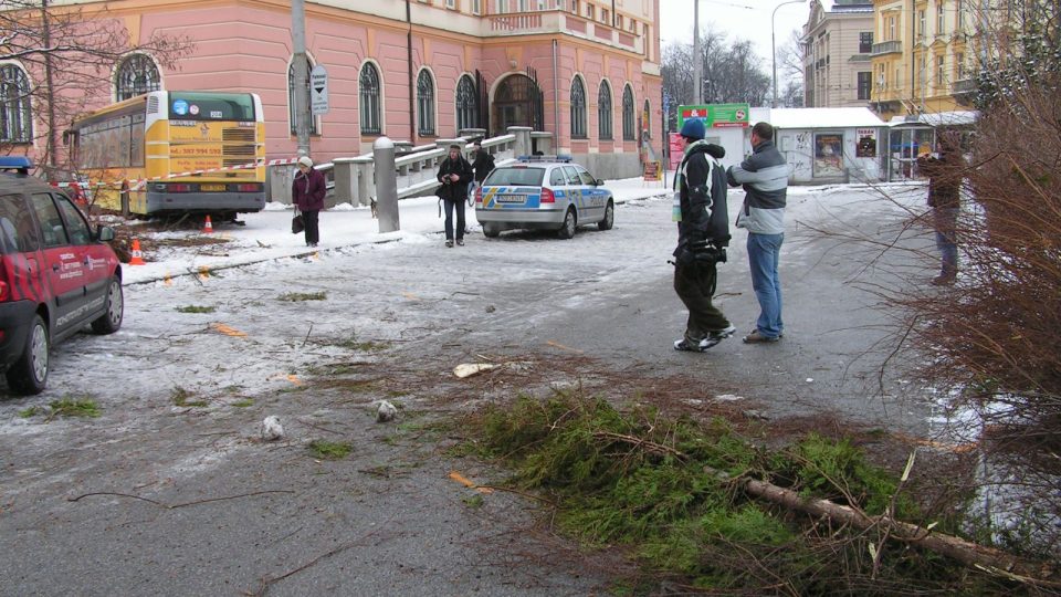 Autobus vyjel v Českých Budějovicích mimo křižovatku a naboural do hlavní pošty 